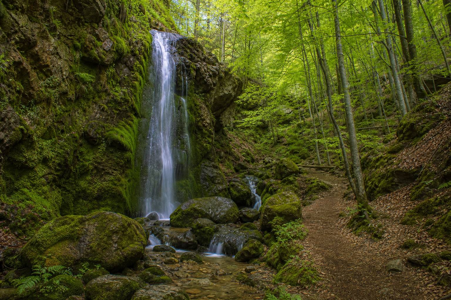 Rutas sencillas para ver cascadas en La Rioja